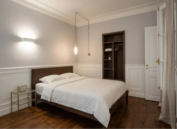 Rénovation appartement haussmannien Paris — chambre boiseries ivoire parquet point de Hongrie
