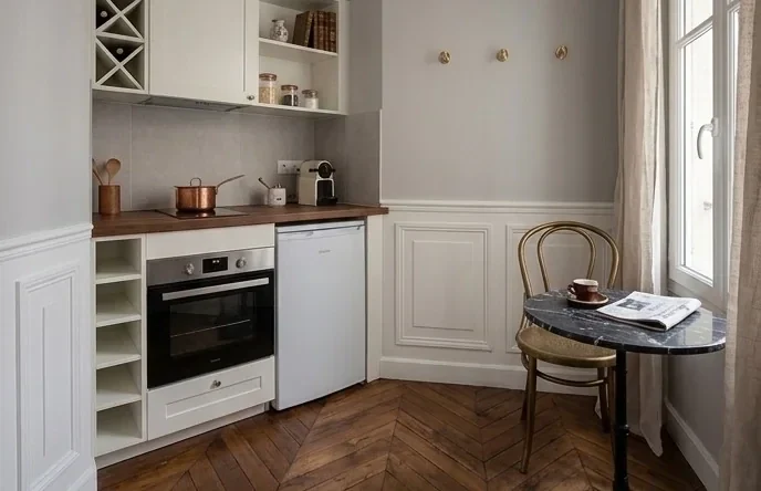 Cuisine haussmannienne rénovée Paris — plan noyer façades blanches