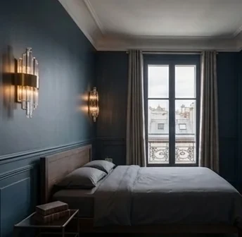 Vue vers la fenêtre — les moulures d'origine sont conservées et repeintes dans la teinte des murs.