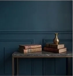Détail — console marbre sur soubassement à panneaux laqués.