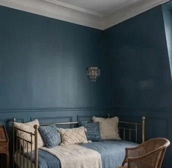 Suite parentale bleu petrole avec lit en laiton et appliques murales