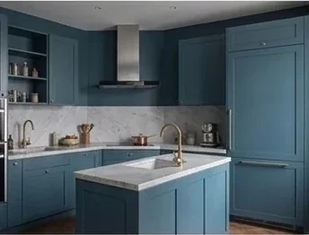 Cuisine bleu petrole avec ilot central, plan en pierre claire et robinetterie laiton