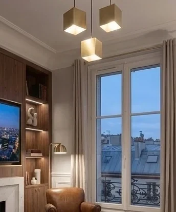 Salon haussmannien en bleu nuit, niches eclairees et vue sur les toits de Paris