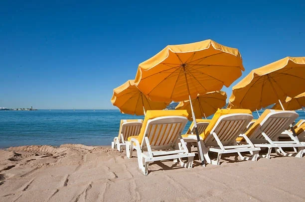 Plage de Cannes Croisette bord de mer parasols — rénovation appartements Cannes