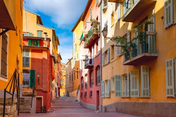 Vieux-Nice ruelles colorées rénovation appartement Côte d'Azur